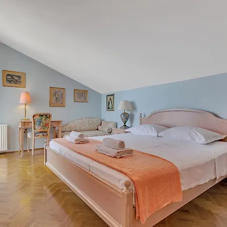 Grand View Apartment *